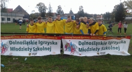 Trampkarze Unii w roli biegaczy przełajowych.