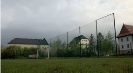 Piłkochwyty wreszcie na tymbarkim stadionie