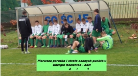 Koniec dobrej passy. Dzień 21.10.2017 na długo zapamiętają zawodnicy ASR 2002. Po słabej grze w zasadzie na każdej linii, ulegliśmy równie słabo grającej drużynie Energia Kozienice. Już w 10 minucie przeciwnicy wykorzystali błąd pomocy i obrony i prowad