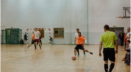 "Po sezonie na trawie, bawimy się w futsal" - trener Domalewski o grze Narwi w futsalowym pucharze