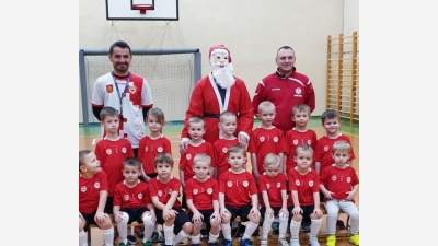 ROCZNIK 2014/2015: Święty Mikołaj odwiedził najmłodszą grupę