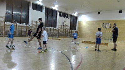 SENIORZY ODPOCZYWAJĄ, DZIECI CAŁY CZAS ĆWICZĄ