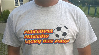Sprzedaż okolicznościowych koszulek