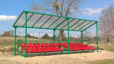 Nowa trybuna na boisku w Klewkach