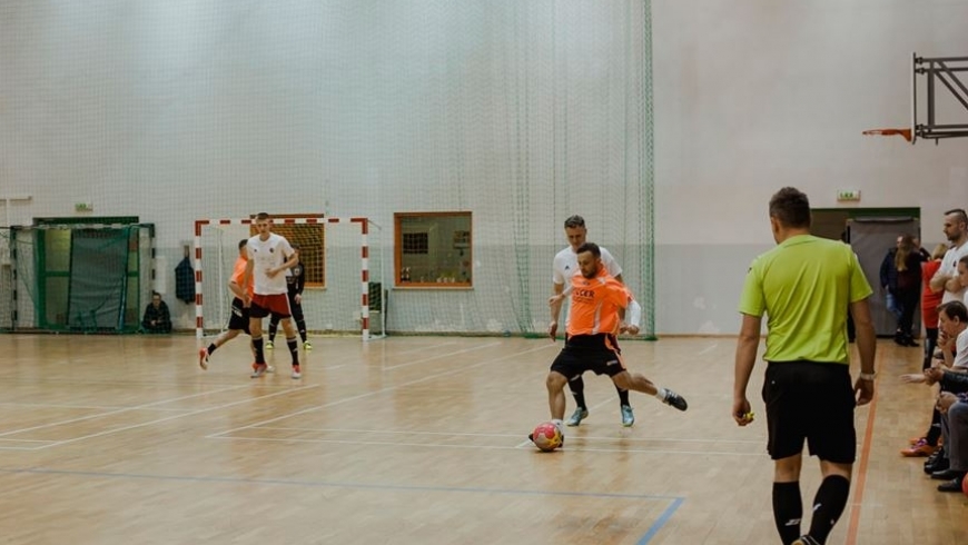 "Po sezonie na trawie, bawimy się w futsal" - trener Domalewski o grze Narwi w futsalowym pucharze