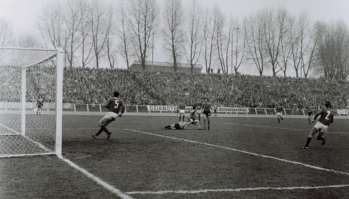 Jeden z meczów ligowych na stadionie Zawiszy w 1977 roku